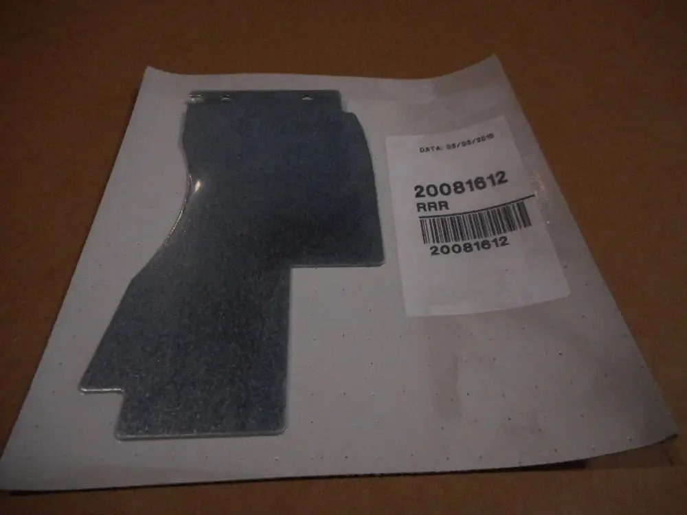 Meta-Teile aus Metall auf weißem Trägerpapier, mit einer Artikelnummer und Barcode. Produkt könnte zu einem Remeha-Gerät gehören.